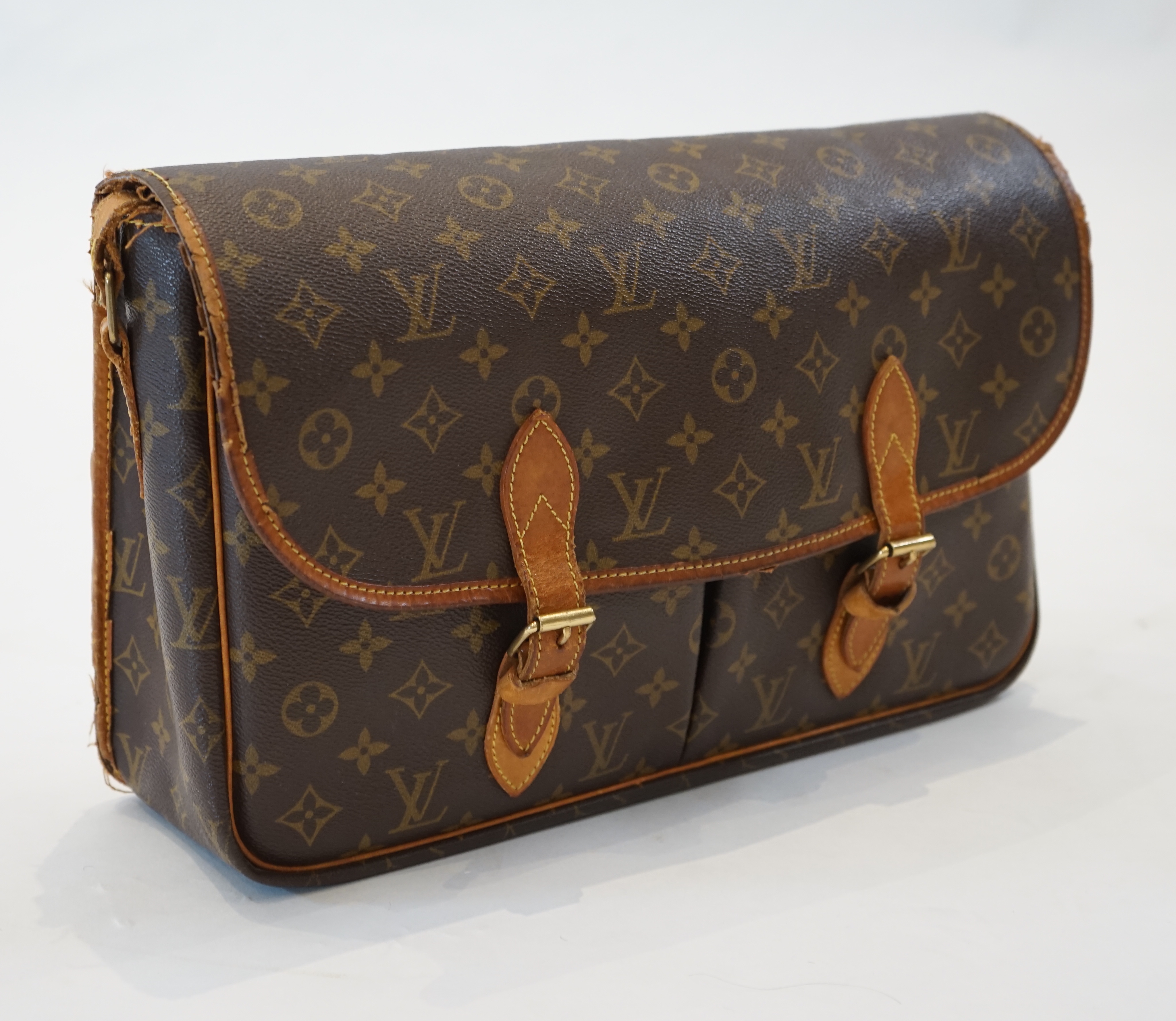 A Louis Vuitton Gibeciere bag width 4.5